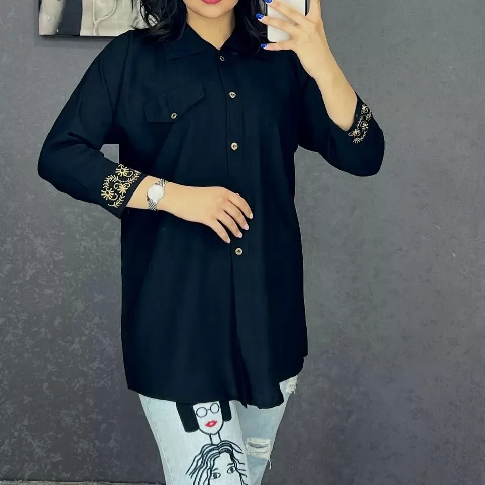 شومیز زنانه، رنگ سیاه و طلایی، طرح گلدوزی، بلند، یقه دار، آستین بلند