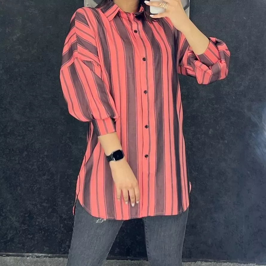 شومیز جنس دنیز قد ۹۰ سانت، رنگ صورتی و خاکستری تیره، طرح راهراه، قد باسن، یقه دار، آستین پفی