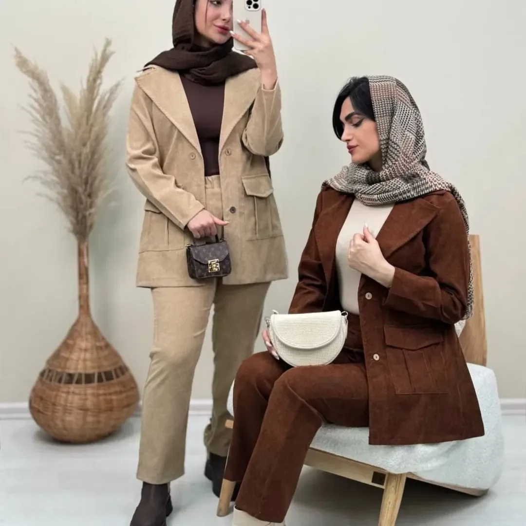 ست کت و شلوار مخمل کبریتی، رنگ کرم و قهوه‌ای، کت کوتاه، شلوار راحت