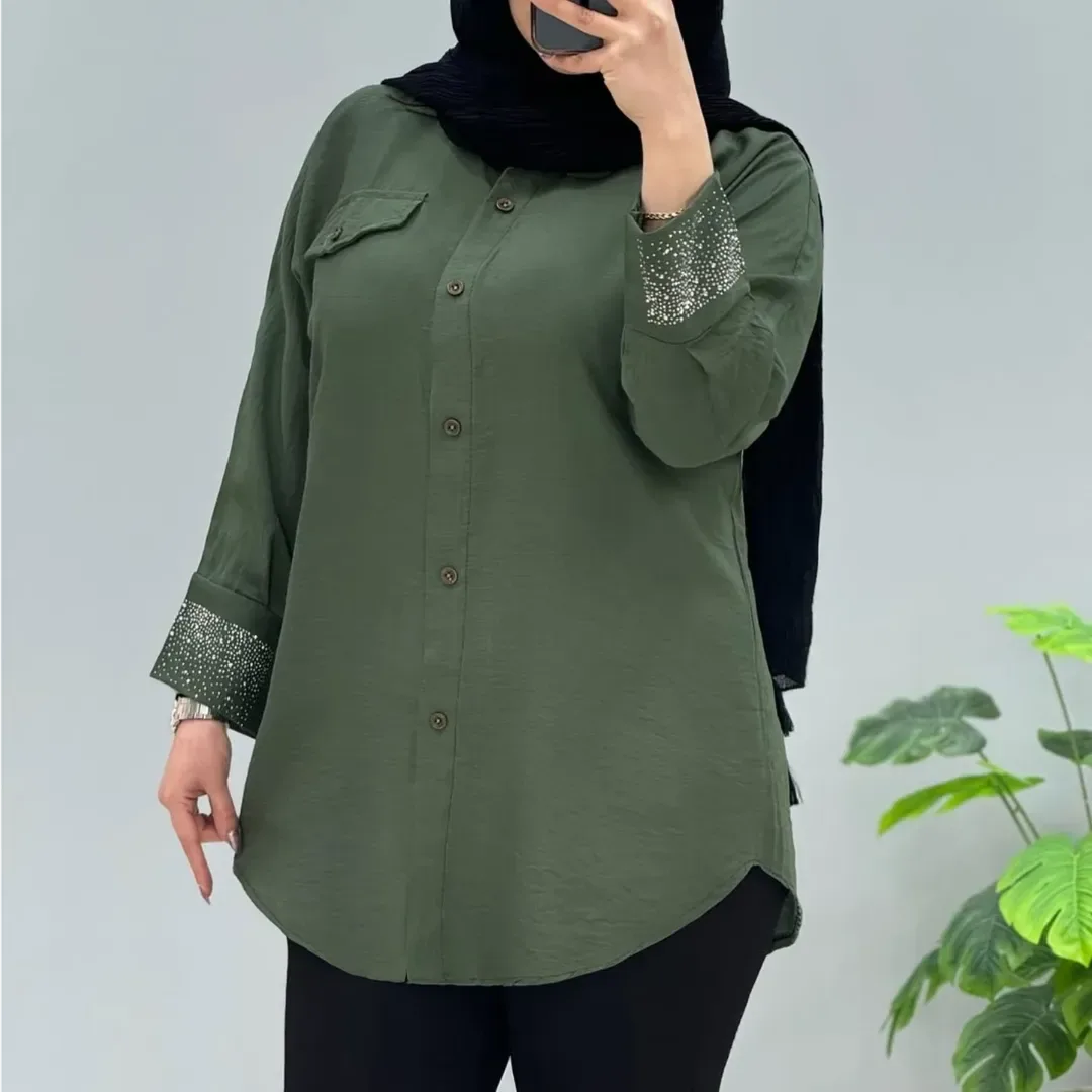 شومیز پیراهنی مچ نگینی، رنگ سبز زیتونی، طرح گلدوزی، قد باسن، یقه دار، آستین بلند