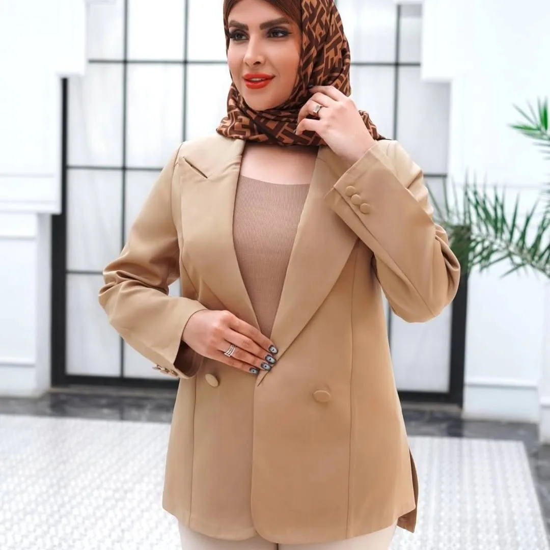 کت چاکدار مازراتی کد۳۷۸، رنگ کرم، آستین بلند، یقه انگلیسی، دکمهدار