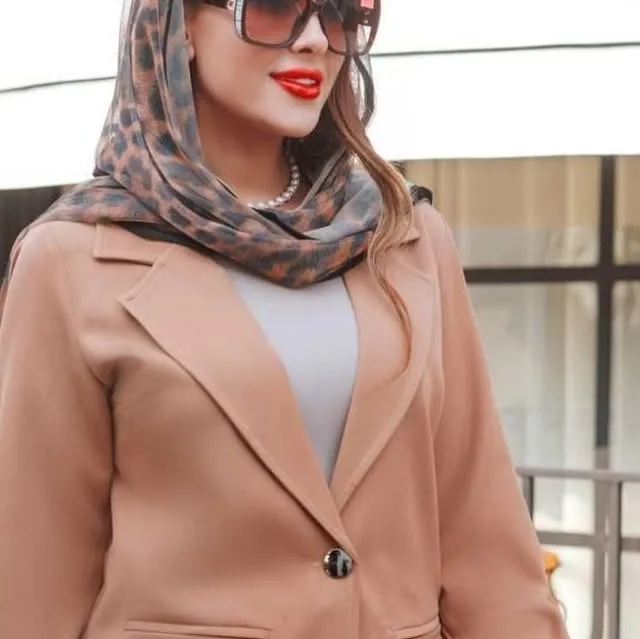 کت تک‌دکمه مازراتی کد ۳۸۶، رنگ کرم، یقه انگلیسی، آستین بلند، جذب