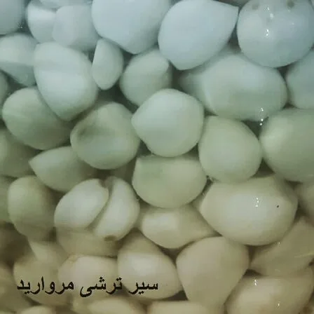 سیر ترشی مروارید، رنگ سفید و کرم، جنس شیشه، حبه‌های سیر در ظرف