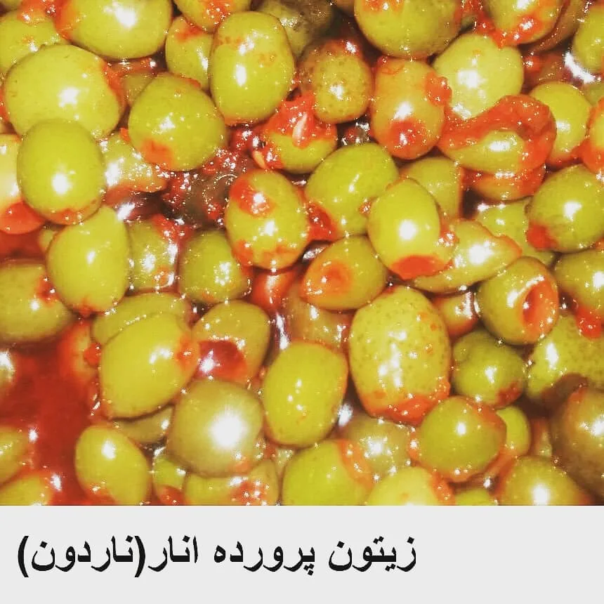 زیتون پرورده انار ناردون، رنگ سبز و قرمز، دانه‌ای
