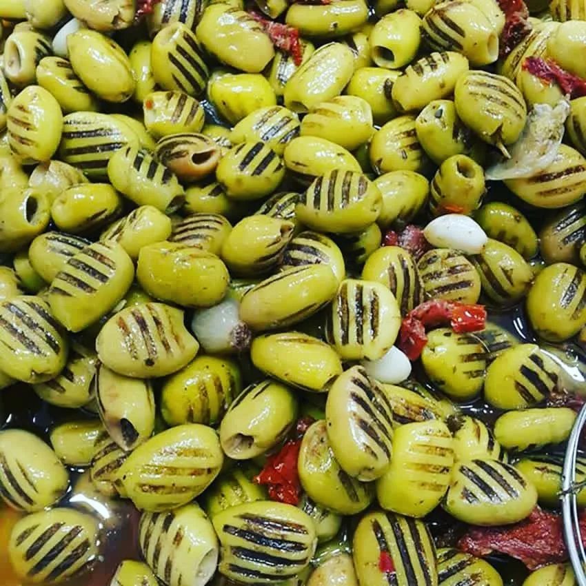 زیتون کبابی گریل، رنگ سبز و سیاه، گِرد