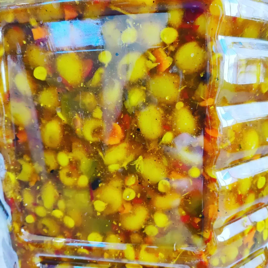 زیتون پرورده عسلی پسته ای، رنگ سبز و زرد