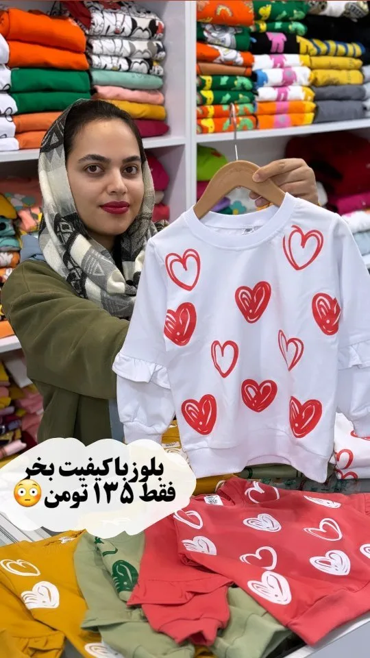 بلوز دخترانه، رنگ سفید و قرمز، طرح هندسی، آستین بلند، یقه گرد، چین‌دار