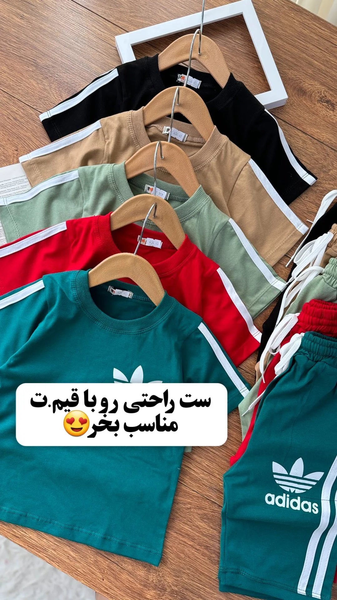 ست تیشرت و شلوارک پنبه بچگانه، رنگ سبز، مشکی، خاکی و قرمز، جنس نخ‌پنبه، آستین‌کوتاه یقه گرد
