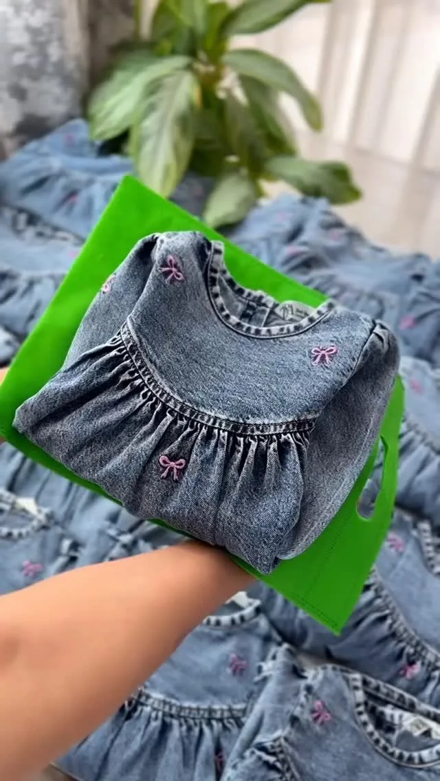 پیراهن جین بچگانه، رنگ آبی، طرح گلدوزی، بدون آستین، چین‌دار