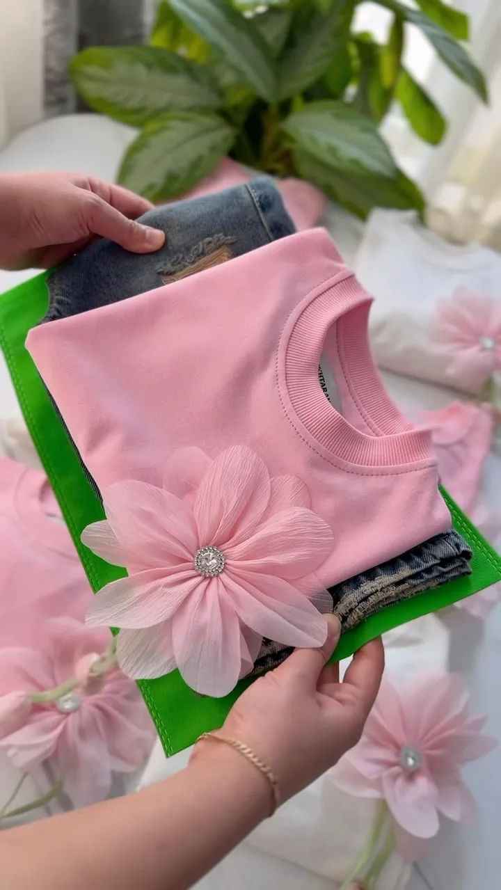 دورس و شلوار دخترانه، رنگ صورتی و آبی، جنس کتان، طرح گلدوزی، تیشرت یقه گرد، شلوار جین