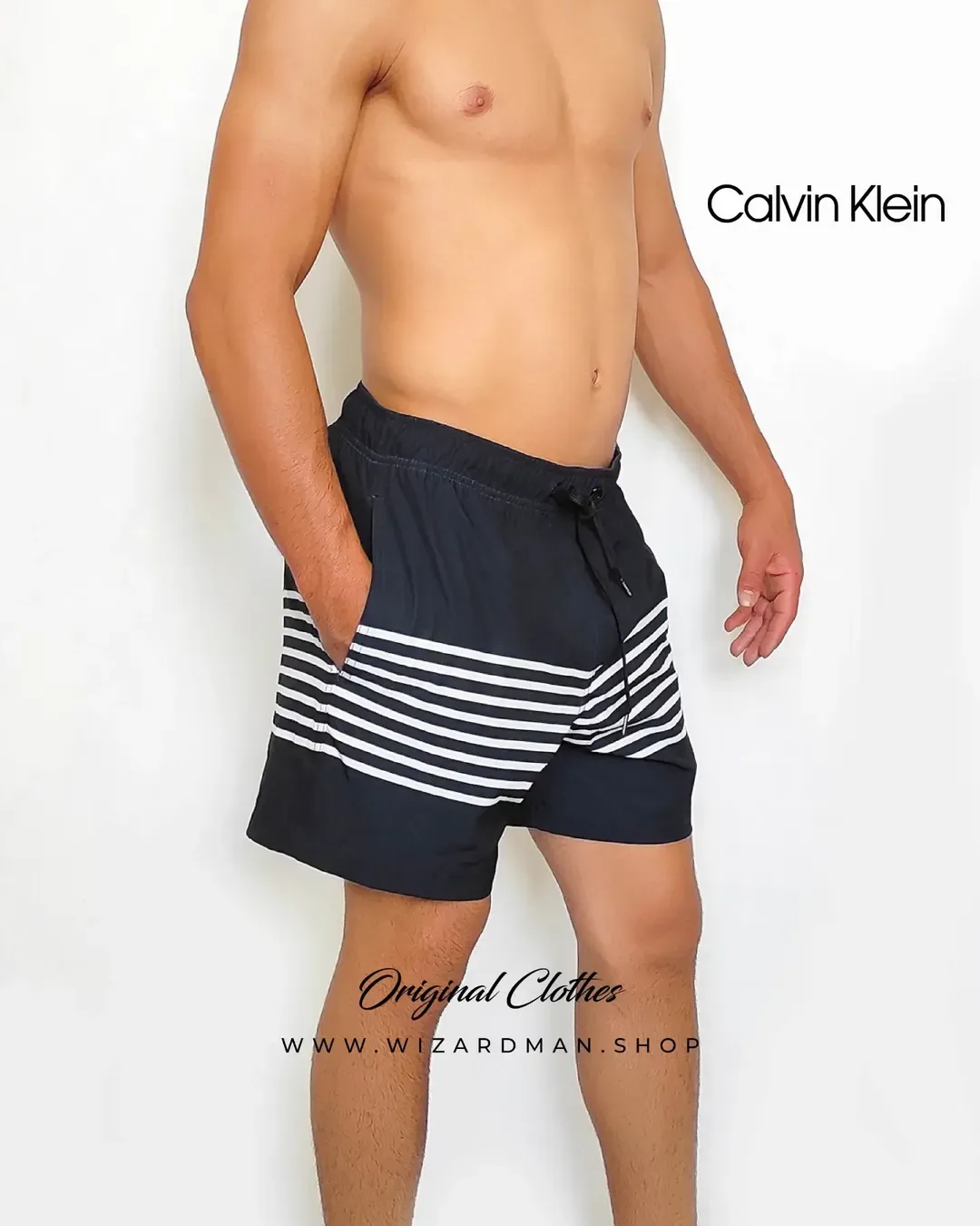 مایو شلوارک ساحلی مردانه Calvin Klein، رنگ سرمه‌ای و سفید، طرح راه‌راه، کوتاه، کمر کش، بنددار