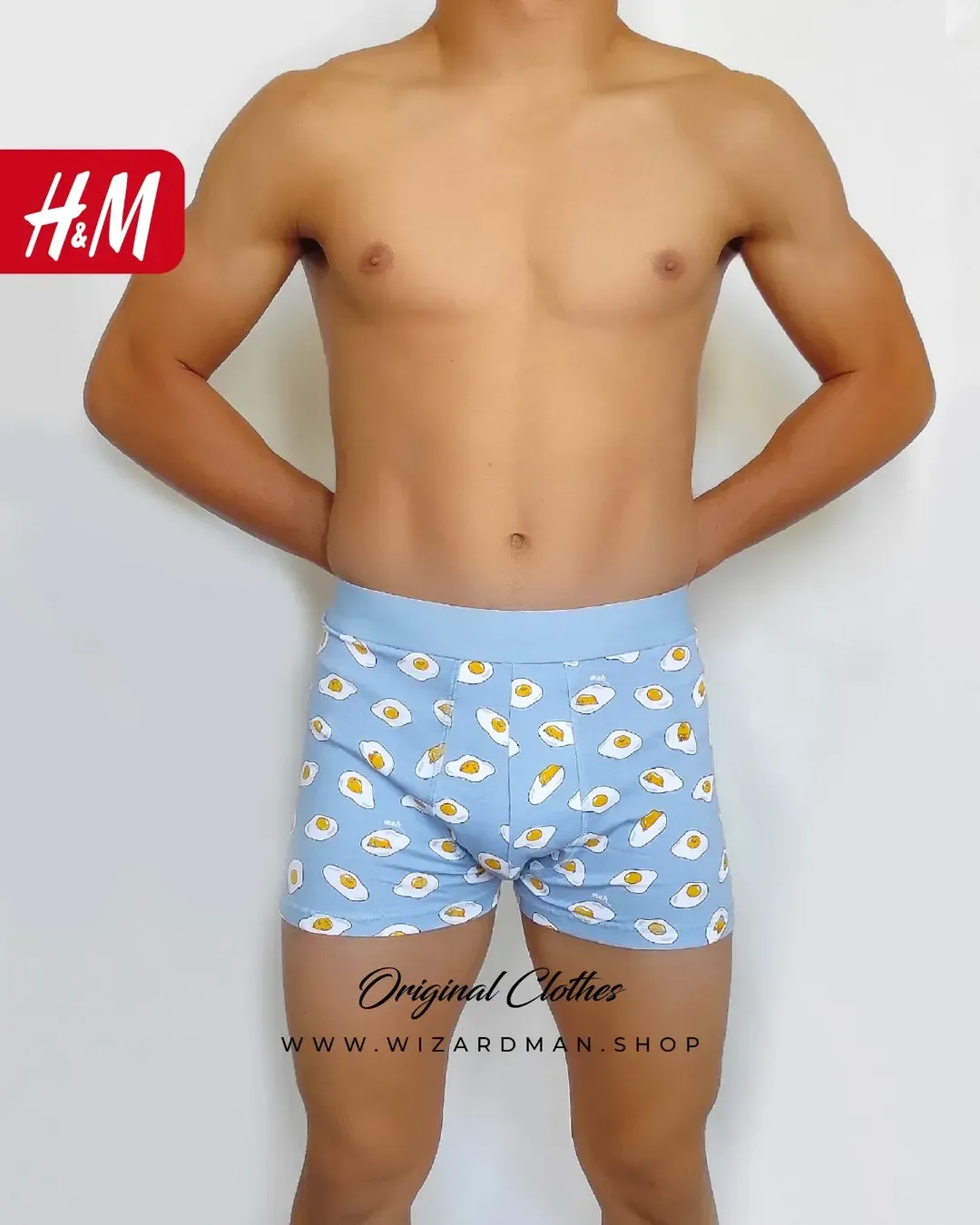 شورت مردانه پادار طرح نیمرو آبی H&M، رنگ آبی روشن، زرد و سفید، طرح شخصیت کارتونی، باکسر، جذب