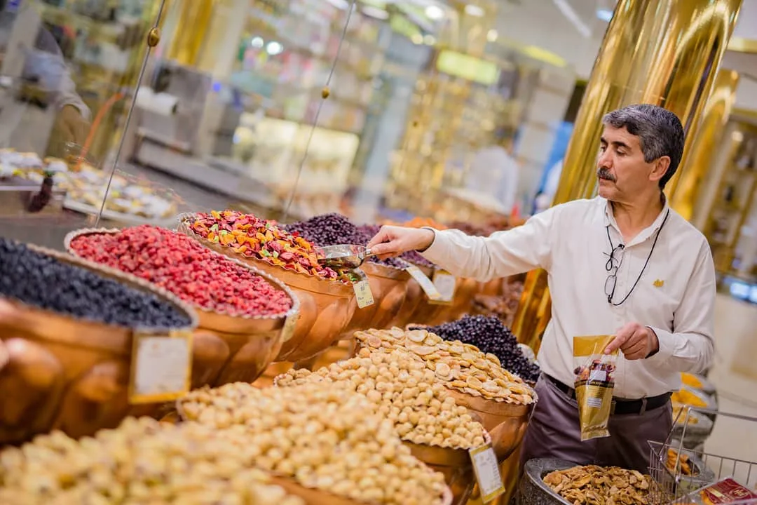 پسته زربار، رنگ زرد، قرمز و سیاه