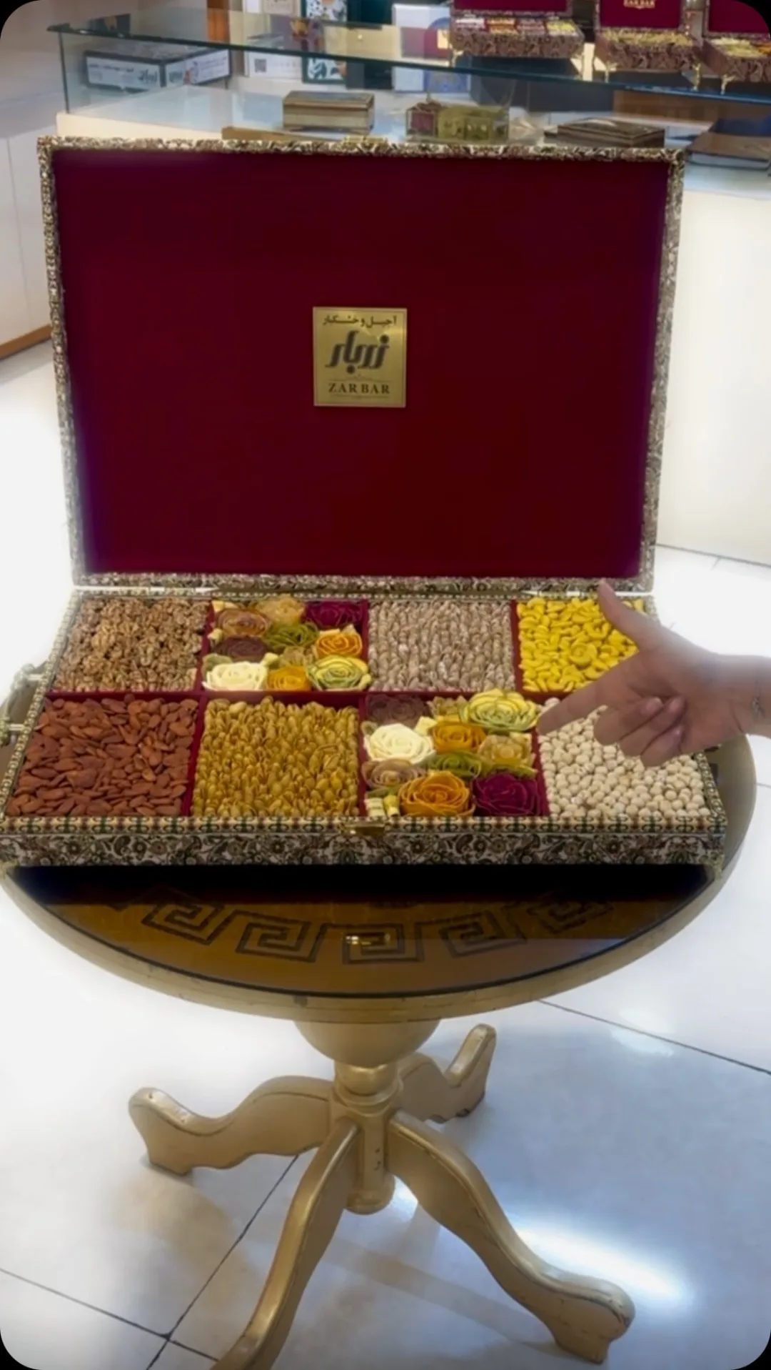 جعبه آجیل ترمه زرباف زربار، رنگ زرشکی، طلایی و قهوه‌ای، جنس چوب و پارچه، مستطیلی دردار