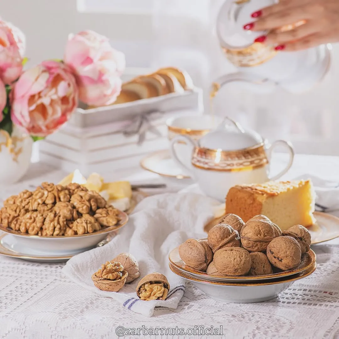 گردوی ایرانی زربار، رنگ قهوه‌ای و سفید