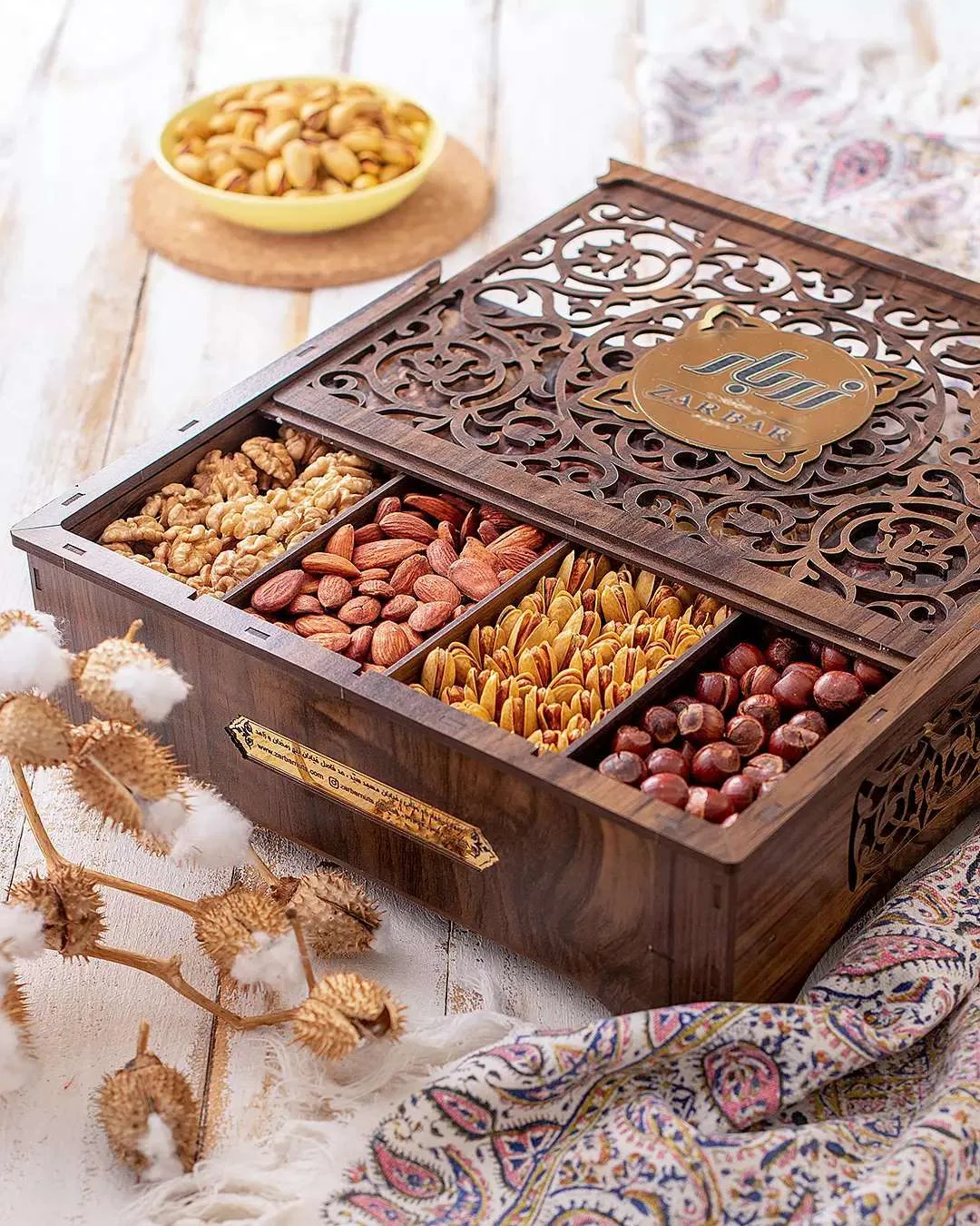 جعبه کادویی چوبی زرینه زربار، رنگ قهوه‌ای و کرم، مستطیلی دردار با محفظه