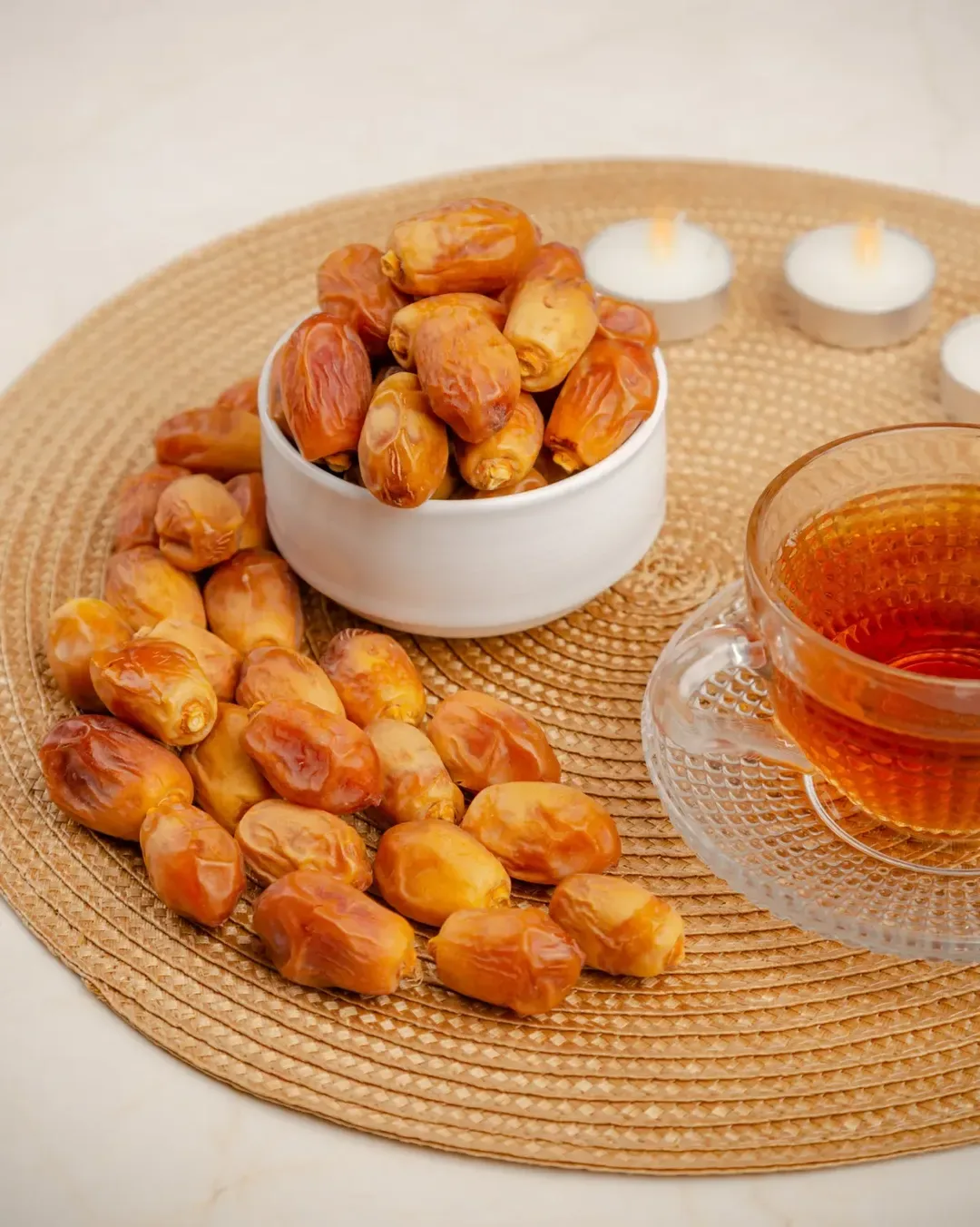 خرما زاهدی درجه یک زربار، رنگ قهوه‌ای و نارنجی، در کاسه
