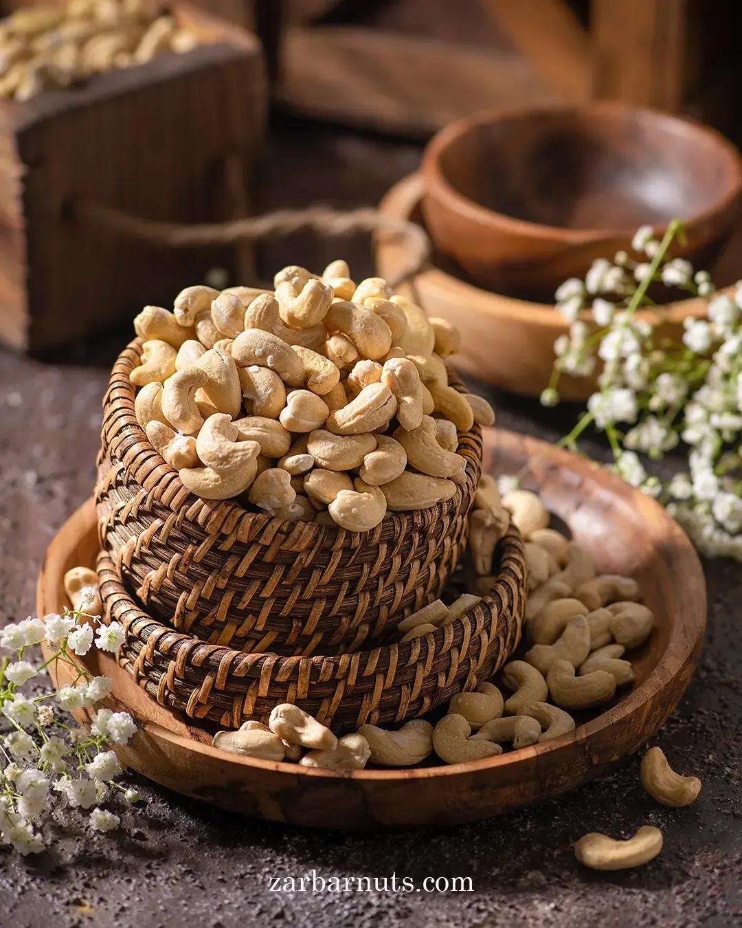 بادام هندی نمکی زربار، رنگ قهوه ای و کرم، جنس چوب، کاسه حصیری