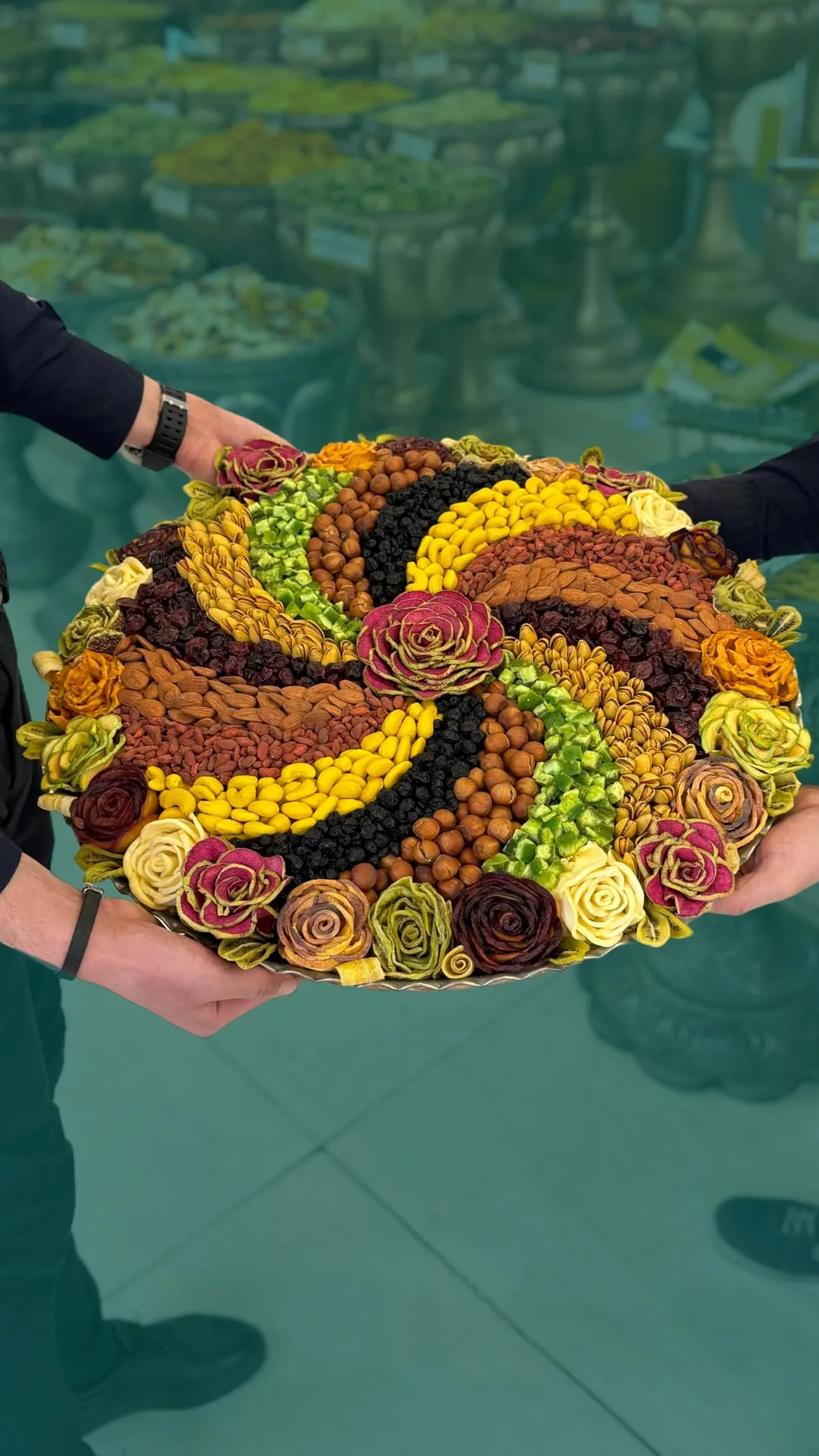 مجمع آجیل و میوه خشک زربار، رنگ چندرنگ، جنس چوب و خوراکی، طرح گلدار، سینی گرد