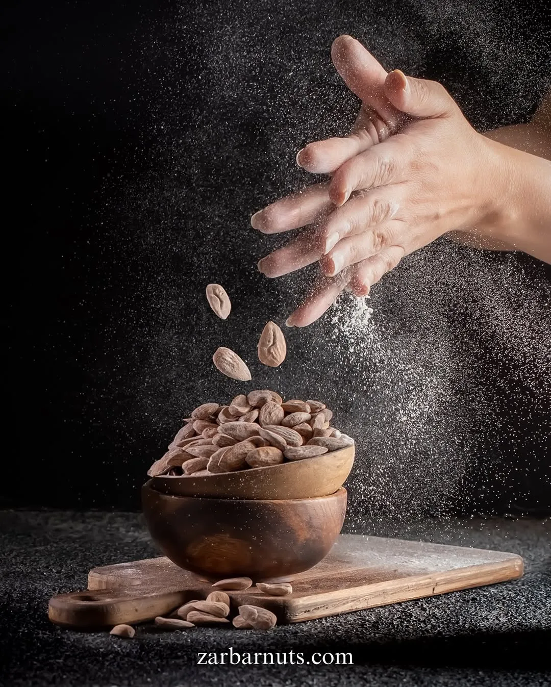 بادام نمکی شاهرودی زربار، رنگ کرم و قهوه‌ای، مغز بادام